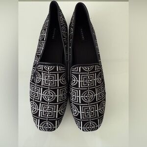 NWOB NATORI Edda Suede Infinity Embroidered Loafers Shoes 9 M